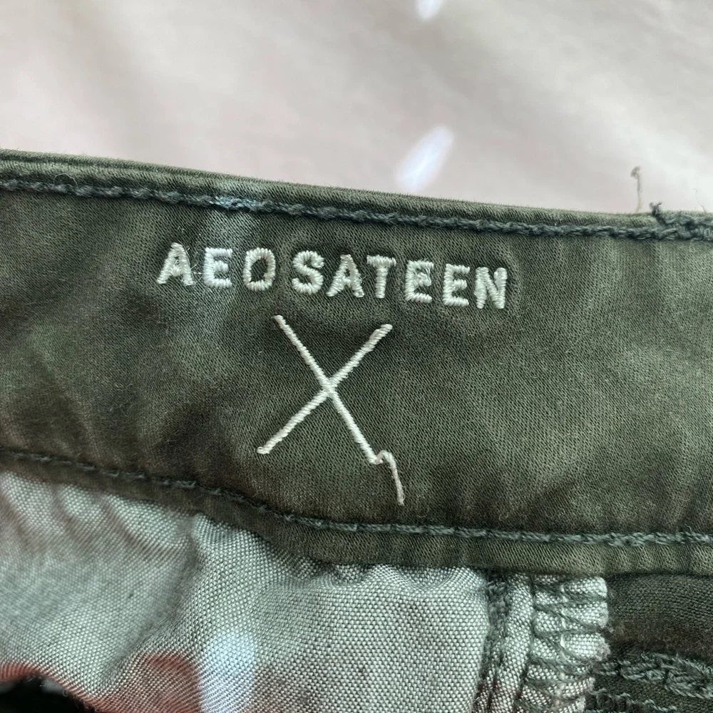 American Eagle Distressed Green Jeggings size 2
